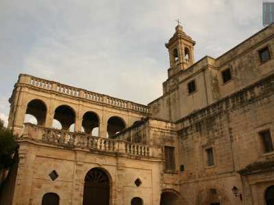 Sul tutto svetta un alto campanile. E� il segno che all�interno dell�edificio si trova una chiesa: viene aperta solo un giorno a settimana, la domenica alle 10, quando vi si celebra la santa messa